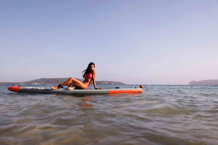 Ganz entspannt auf dem Mittelmeer: Elisabetta Canalis lässt sich auf ihrem Stand-up-Paddle-Board ...