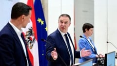 Von links: ÖVP-Klubchef Ernst Gödl, Vizekanzler Andreas Babler und NEOS-Mediensprecherin Henrike ...
