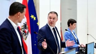 Von links: ÖVP-Klubchef Ernst Gödl, Vizekanzler Andreas Babler und NEOS-Mediensprecherin Henrike ...