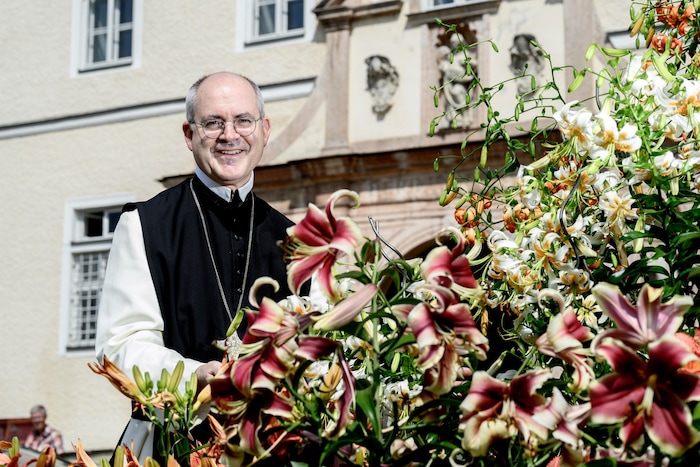Abt Pius hütet mit seinen Mitbrüdern einen Liliengarten
