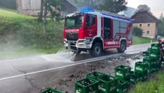 Dutzende Bierkisten fielen in Turnau von der Straße.