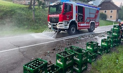 Dutzende Bierkisten fielen in Turnau von der Straße.