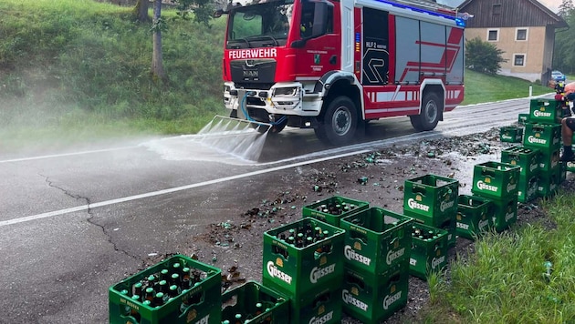 Dutzende Bierkisten fielen in Turnau von der Straße.