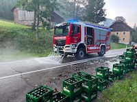 Dutzende Bierkisten fielen in Turnau von der Straße.