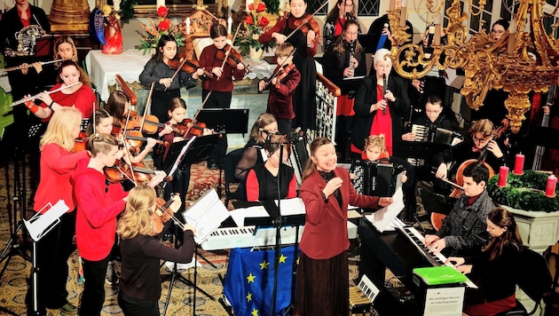 Die gebürtige Schwedin Kajsa Boström beim Dirigieren