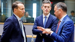 Polens Außenminister Radoslaw Sikorski (li.) und seine Amtskollegen aus den Niederlanden und ...
