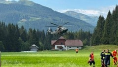 Auch ein Hubschrauber des Bundesheers unterstützt im Kampf gegen die Flammen.