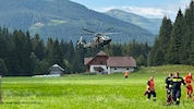 Auch ein Hubschrauber des Bundesheers unterstützt im Kampf gegen die Flammen.