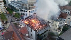 Beim Eintreffen der Einsatzukräfte stand der Dachstuhl des Gebäudes im Herzen der Messestadt ...