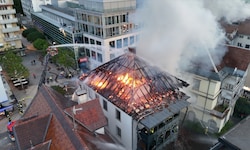 Beim Eintreffen der Einsatzukräfte stand der Dachstuhl des Gebäudes im Herzen der Messestadt ...