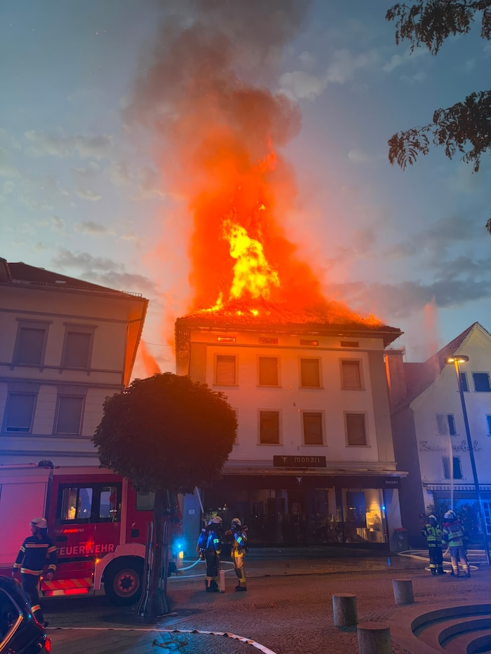 Die Feuerwehr wurde gegen 5 Uhr alarmiert. Die Brandursache ist noch unklar.