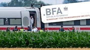 Tatortermittler und Polizei bei der Spurensuche nach dem Axt-Attentat im ICE auf Weg nach Wien. ...