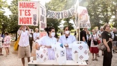 Protest in der Nähe des französischen Parlaments mit „vergiftetem“ Wasser
