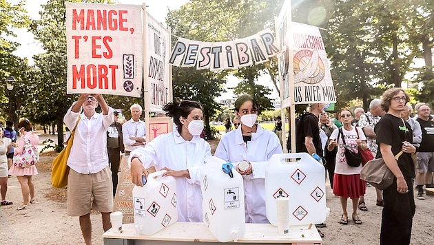 Protest in der Nähe des französischen Parlaments mit „vergiftetem“ Wasser