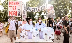Protest in der Nähe des französischen Parlaments mit „vergiftetem“ Wasser