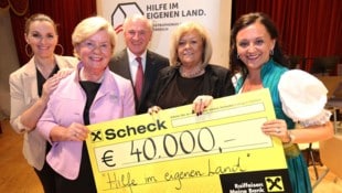 Unermüdlich sammelte Sissi Pröll (2. v. li.) in den vergangenen 15 Jahren Spenden für „Hilfe im ...