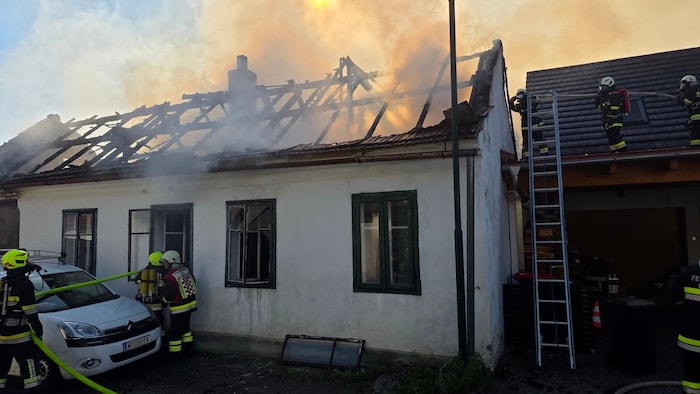 Beim Eintreffen der Feuerwehr stand das Gebäude bereits in Flammen.