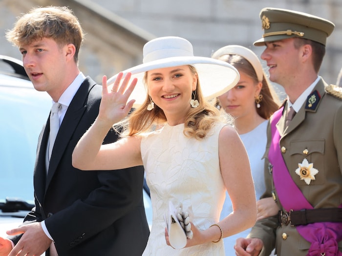 Die künftige Königin genießt den Jubel: Kronprinzessin Elisabeth winkt den begeisterten Belgiern ...