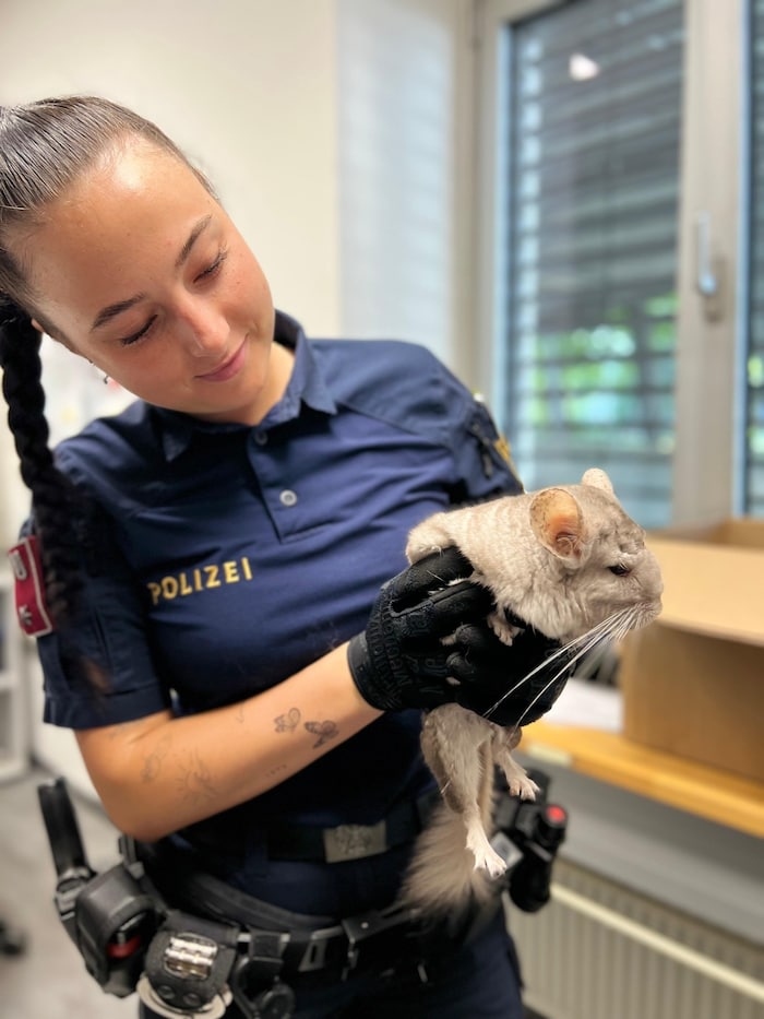 Polizistin Valentina mit dem gefundenen Chinchilla