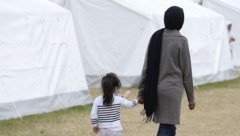 Migrantin und ihr Kind im Flüchtlingslager Traiskirchen (Archivbild)