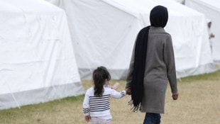 Migrantin und ihr Kind im Flüchtlingslager Traiskirchen (Archivbild)