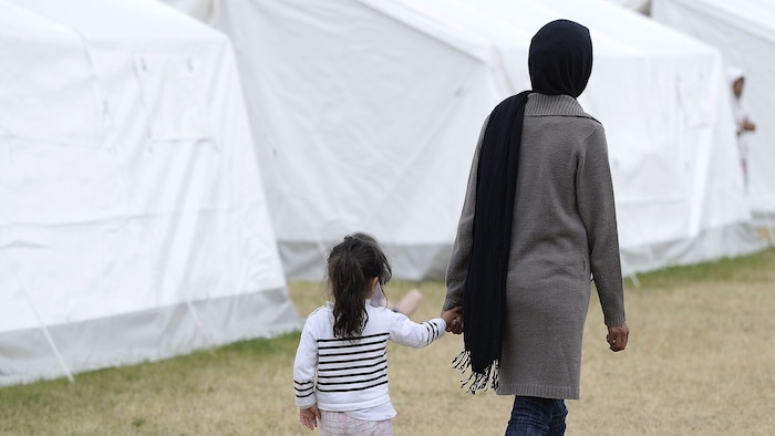Migrantin und ihr Kind im Flüchtlingslager Traiskirchen (Archivbild)