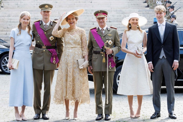 Ganz in Weiß zog Kronprinzessin Elisabeth alle Blicke auf sich. Mutter Königin Mathilde strahlte ...