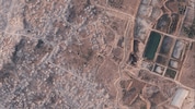 Auf den Satellitenbildern ist der Erdwall deutlich zu sehen, der die Zeltstädte von jenem ...
