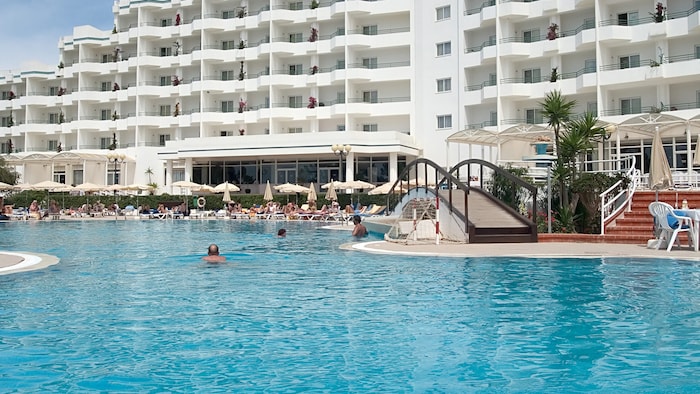 In Südspanien sind bei ungefähr 60 Hotelgästen Vergiftungserscheinungen aufgetreten, nachdem sie ...