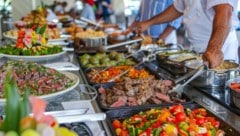 Das Wohlfühlgewicht halten, trotz überladener Buffets? Krone+ hat die besten Tipps für Sie.