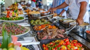 Luluraschi - stock.adobe.com Das Wohlfühlgewicht halten, trotz überladener Buffets? Krone+ hat die besten Tipps für Sie.