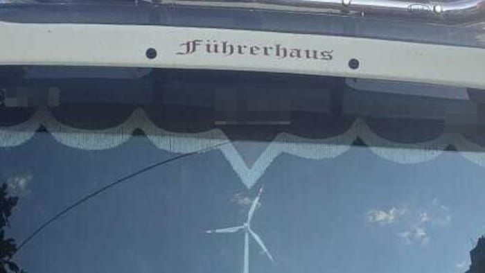 „Führerhaus“ über dem Fahrerhaus: Mindestens seit 2020 stand das Wort in Frakturschrift schon ...