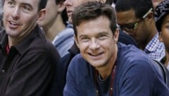 Jason Bateman ist in einem „hübschen, kleinen Leoparden-Outfit“ festgenommen worden. Wann das ...