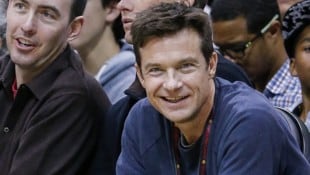 Jason Bateman ist in einem „hübschen, kleinen Leoparden-Outfit“ festgenommen worden. Wann das ...