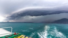 Über der Oberen Adria braut sich ein gewaltiges Gewitter zusammen.