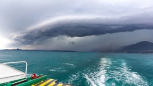 Über der Oberen Adria braut sich ein gewaltiges Gewitter zusammen.