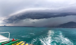 Über der Oberen Adria braut sich ein gewaltiges Gewitter zusammen.