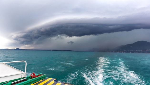 Über der Oberen Adria braut sich ein gewaltiges Gewitter zusammen.