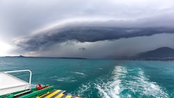 Über der Oberen Adria braut sich ein gewaltiges Gewitter zusammen.