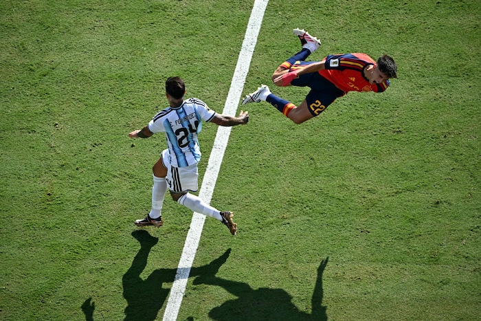 Enzo Fernandez foulte Pau Cubarsi.