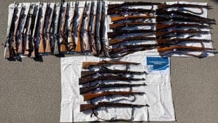 Die in Bayern abgenommenen Waffen der Tiroler Schützen. 