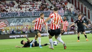 LUKASZ ZOLADZ Im Testspiel schlugen Dominik Baumgartner (li.) und Cracovia am Sonntag den FC Sevilla mit 1:0.