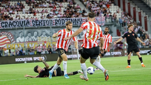 Im Testspiel schlugen Dominik Baumgartner (li.) und Cracovia am Sonntag den FC Sevilla mit 1:0.