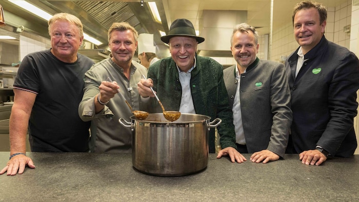 Zum 50. Jubiläum des Lehrabschlusses gab’s Gulasch: Franz Grossauer, Christof Widakovich, Johann ...
