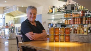 Chefin Michaela Walchshofer in ihrem Lokal, umgeben von Kostbarkeiten.