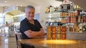 Chefin Michaela Walchshofer in ihrem Lokal, umgeben von Kostbarkeiten.