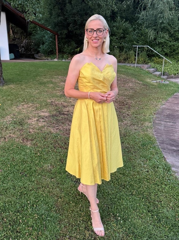Moderatorin Heidi Winsauer kombiniert ihr Kleid von Lena Hoschek mit Schmuck von Marco Bicego.
