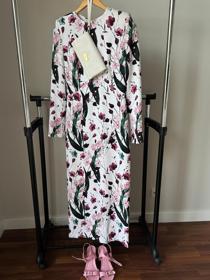 Zu ihrem Kleid von Sigrun Mager-Brändle trägt Schnetzer Sutterlüty Schuhe von Thomas Valentini ...
