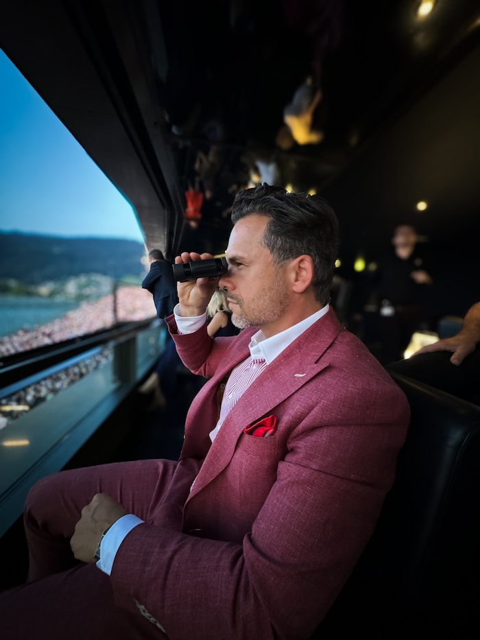 Zeitlos und elegant: Juwelier Dejan Krstovics bordeauxroter Anzug von Loro Piana