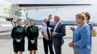 Erzbischof Franz Lackner bei der Segnung der neuen Flugverbindung